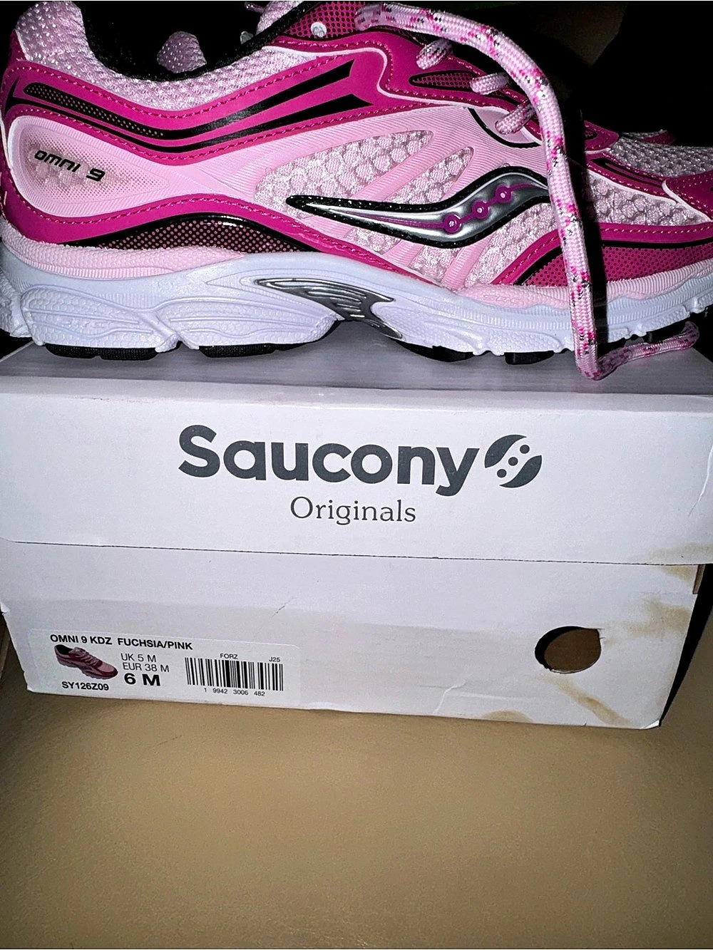 Saucony Omni 8 Women's Pink & White Athletic Shoes US 6 M brand new. Fits women